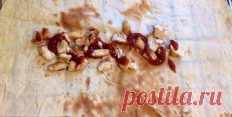 Летняя закусочка из лаваша и жареной курочки
Ингредиенты:
Лаваш тонкий — 3 шт. Куриная грудка — 1 шт. или куриное филе — 1 шт. Салат зеленый — 100 г Помидорки черри Огурчик Майонез — 3 ст. л. Кетчуп — 1 ст. л. Масло сливочное — 10 г Соль — по вкусу Перец — по вкусу
Приготовление:
Разделываем грудку, режем на мелкие кусочки, обжариваем в сковороде, добавляем специи по вкусу. Нарезаем наши свежие овощи и заправляем майонезом. На лаваш выкладываем кусочки жареной курочки, смазываем кетч