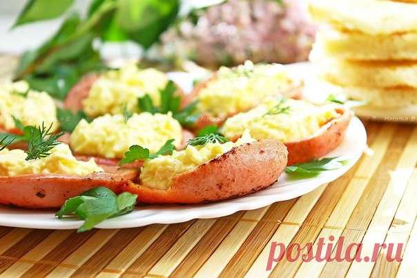 Эту вкуснейшую закуску можно подать на завтрак и даже к праздничному застолью. 


Очень вкусно, попробуйте!









Ингредиенты:
Колбаса докторскаяСыр — 50 гЯйцо вареное — 1 шт.Чеснок — 1- 2долькиМайонез (или творожный сыр) — 1-2 ч.л.Соль — по вкусу
Приготовление:
 
Яйцо, сыр, …