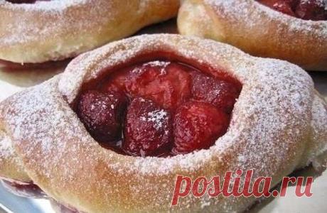 БУЛОЧКИ С КЛУБНИКОЙ