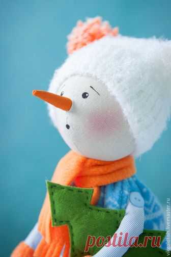 Снеговики примитивы 2018. Автор Viktoriya GoldFish
Сложность: средняя
Время работы: 2 дня
Материалы: флис, ткань хлопок, холлофайбер, пуговицы, фетр, бусины, пряжа акрил. Выкройка дана на формат А4. Высота готовой игрушки примерно 33 см.