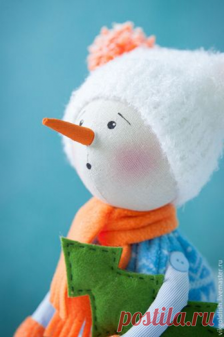 Снеговики примитивы 2018. Автор Viktoriya GoldFish
Сложность: средняя
Время работы: 2 дня
Материалы: флис, ткань хлопок, холлофайбер, пуговицы, фетр, бусины, пряжа акрил. Выкройка дана на формат А4. Высота готовой игрушки примерно 33 см.