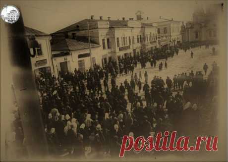 Из истории старинных зданий Касимова
Дом Селиванова
Продолжаем  цикл заметок о домах, расположенных в историческом центре города. На улице Советской (бывшей Соборной или Большой) преимущественно сохранилась дореволюционная застройка, но есть несколько современных построек, все они находятся на чётной стороне улицы. Одни из них сооружены на месте торговых лавок, другие - на незастроенной территории бывших городских усадеб, но есть здание, построенное на месте старинного дом...