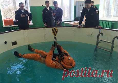 Уникальный костюм для спасения подводников создали в России. Многократные всплытия показали фантастические результаты: с глубины в 220 м подводник «выныривает» всего за 1,5 мин. И без кессонной болезни.