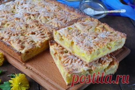 Яблочный песочный пирог.
Очень нежная основа прекрасно сочетается со сметанной заливкой и начинкой из яблок. А верхний хрустящий слой из «цветов» завершает это кулинарное великолепие.