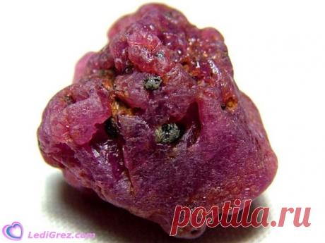 Рубин.
Рубин считается самым дорогостоящим камнем, в древние времена ему по стоимости уступал даже алмаз. Он достойно занимает свое положение среди всех драгоценных камней, относится к минералам, является разновидностью корунда красного цвета. 
В природе не встречаются рубины с одинаковым цветом. Камень играет со всеми оттенками красного. Бывают корунды светло-розовые, малиновые, ярко-красные, красные с фиолетовым отливом, коричневые. 
Самыми ценными считаются драгоценные ...