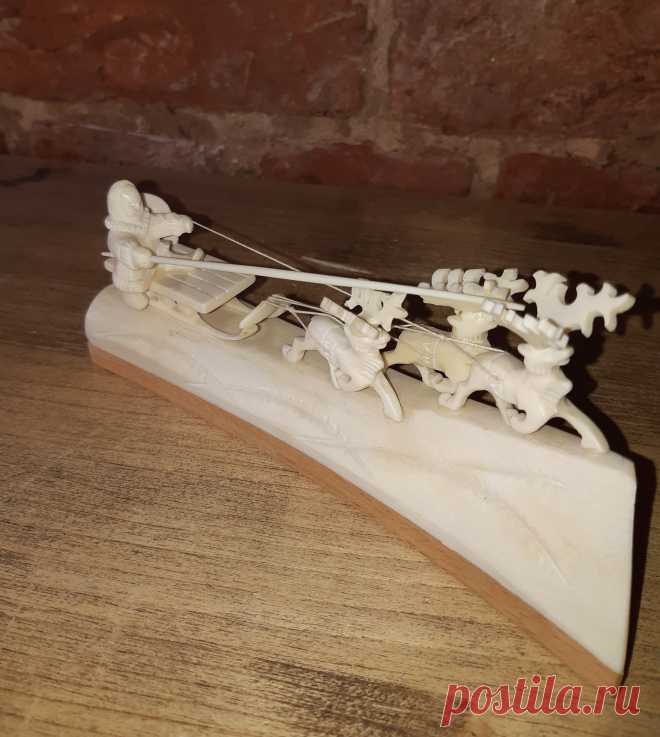 Статуэтка. Каюр. Погонщик оленей, запряженных в нарты. СССР. 70 годы. 20 век. Художественная резьба по кости.
Размер : 165 х 65 х 32 мм. Вес : 153 грамма.

 Цена : 4000 ₽.

  Купить сейчас : 

#СтатуэткаКаюр #ПогонщикОленейЗапряженныхвНарты #СтатуэткаСССРКость #СтатуэткаКость70годы #СтатуэткаКость #СтатуэткаКость20век #ХудожественнаяРезьбапоКости
