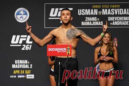 Боец UFC совершил каминг-аут. Американский боец смешанного стиля (MMA) Джефф Молина признался в своей бисексуальности. 25-летний спортсмен совершил каминг-аут после того, как в сеть утекло интимное видео с его участием. Он добавил, что хотел бы оставаться известным благодаря своим умениям, а не из-за причастности к ЛГБТ-сообществу.