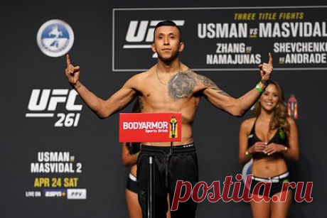 Боец UFC совершил каминг-аут. Американский боец смешанного стиля (MMA) Джефф Молина признался в своей бисексуальности. 25-летний спортсмен совершил каминг-аут после того, как в сеть утекло интимное видео с его участием. Он добавил, что хотел бы оставаться известным благодаря своим умениям, а не из-за причастности к ЛГБТ-сообществу.