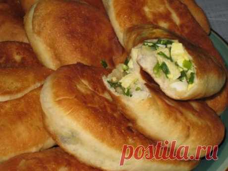 Рецепт вкуснейших мягких пирожков с зеленым луком и яйцом на кефире - Калейдоскоп событий Тесто получается очень мягким, за счет кефира, оно не будет впитывать в себя много растительного масла, не будет пригорать и равномерно обжарится. Для приготовления вам потребуются такие ингредиенты: — кефир, […]