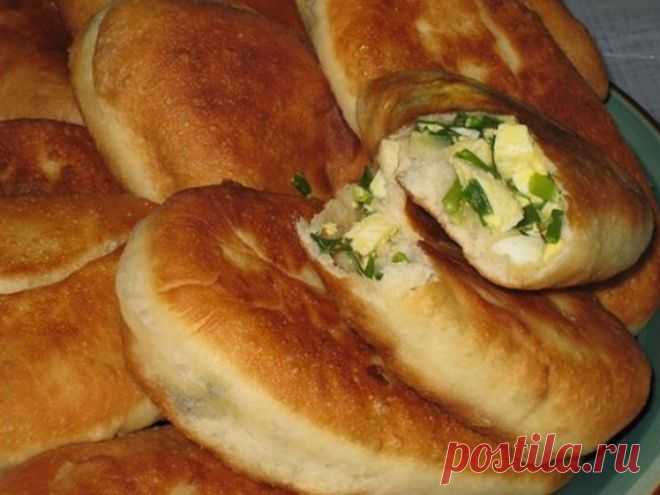 Рецепт вкуснейших мягких пирожков с зеленым луком и яйцом на кефире - Калейдоскоп событий Тесто получается очень мягким, за счет кефира, оно не будет впитывать в себя много растительного масла, не будет пригорать и равномерно обжарится. Для приготовления вам потребуются такие ингредиенты: — кефир, […]