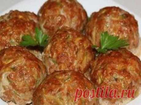 Ай-да вкуснятина!!!  Греческие тефтели с кабачками.  Попробуй и убедись! Просто потрясающий рецепт ! Возьмите себе на заметку!
Греческие тефтели с кабачками «Кефтедес» средиземноморские тефтели из мясного фарша с овощами, которые подают как в горячем, так и в холодном виде с соусом «Цацики». В оригинале их жарят, но мне больше нравятся в запеченном виде.
Ингредиенты:
600 г мясного фарша
2-3 молодых кабачка
2 яйца
1 луковица
3-4 зубчика чеснока
2 столовые ложки томатной пас...