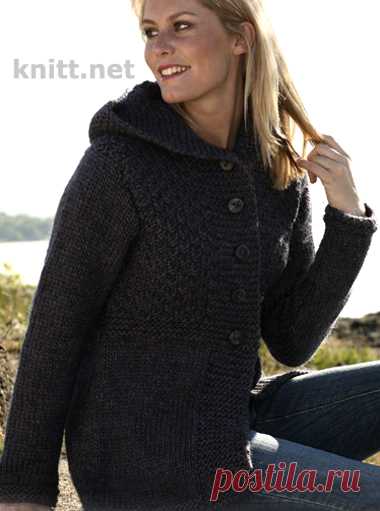 Жакет с капюшоном спицами Жакет с капюшоном выполнен спицами для женщин, описание вязания, схема вязания и выкройка.
