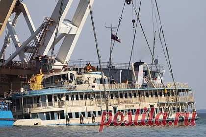 Выживший радист с затонувшего теплохода «Булгария» раскрыл причины катастрофы. Ринат Габидинов, работавший радистом на затонувшем в 2011 году теплоходе «Булгария», раскрыл причины катастрофы, в которой погибли 122 человека. Об этом он рассказал в эксклюзивном интервью «Ленте.ру» в годовщину аварии, произошедшей десять лет назад. К катастрофе привела совокупность факторов.