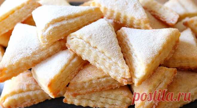Печенье «Наполеон». Простейший рецепт слоеного печенья. Печенье получается просто изумительным: хрустящее, слоеное, в меру сладкое, все готовится из обычного и самого простого набора продуктов. Самое главное – это заранее хорошо разогреть духовку и не пересушить печенье.