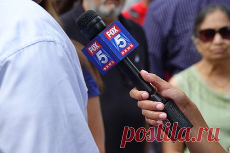 В США офис телеканала Fox эвакуировали из-за стрелка. В американском городе Мемфис офис телеканала Fox эвакуировали из-за стрелка. Об этом сообщает Telegram-канал «РИА Новости: США». Вооруженный мужчина направился к центральному входу, выстрелил в здание из штурмовой винтовки, а после направился в ресторан неподалеку и забаррикадировался.