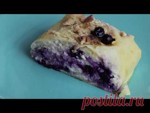 Рулет с творогом и ягодами на десерт. Простой и быстрый рецепт.