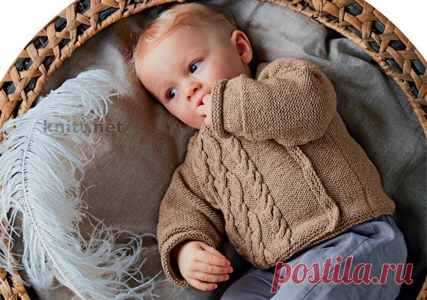 Вязаный спицами детский жакет с косичками