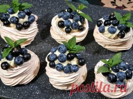 ДЕСЕРТ Мини ПАВЛОВА нежный и очень вкусный!
Ссылка на видео:
https://youtu.be/BFZNA0Mnv6E
Летняя пора это изобилие свежих ягод и фруктов, хочу поделиться с вами рецептом своих любимых пирожных, порционная версия десерта Павлова.