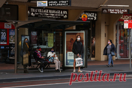 В Сиднее объявили чрезвычайную ситуацию из-за вспышки «дельта»-варианта COVID-19. В крупнейшем городе Австралии Сиднее объявили чрезвычайную ситуацию из-за рекордного числа заболеваний коронавирусом. По сообщениям властей, даже месячная изоляция не позволила остановить вспышку «дельта»-варианта COVID-19. В штате Новый Южный Уэльс, где расположен Сидней, за сутки выявили 136 заболевших.