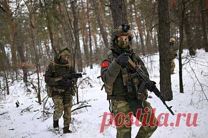 Росгвардейцы сбили автоматным огнем дрон ВСУ в Херсонской области. В Херсонской области бойцы Росгвардии сбили автоматным огнем беспилотник Вооруженных сил Украины (ВСУ). Сотрудники ведомства во время патрулирования территории услышали шум двигателя. Дрон приблизился, а затем начал удаляться. Военнослужащие прицельным огнем подбили беспилотник.