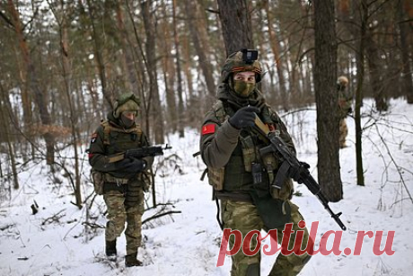 Росгвардейцы сбили автоматным огнем дрон ВСУ в Херсонской области. В Херсонской области бойцы Росгвардии сбили автоматным огнем беспилотник Вооруженных сил Украины (ВСУ). Сотрудники ведомства во время патрулирования территории услышали шум двигателя. Дрон приблизился, а затем начал удаляться. Военнослужащие прицельным огнем подбили беспилотник.