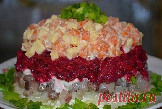 Салат «Наваждение»
Ингредиенты:
- соленой сельди - 1 шт.
- луковица - 1 шт.
- отварного картофеля - 3 шт.
- отварной моркови - 1 шт.
- твердого сыра - 50 гр.
- отварной свеклы - 1 шт.
- чеснок - 4 зубчика
- майонез
- зелень для украшения
Приготовление:
Сельдь почистить, порезать мелкими кубиками. Мелко нарезать лук. Картофель потереть на крупной терке, смешать с майонезом. Свеклу потереть на терке, выдавить чеснок, смешать с майонезом. Морковь и сыр нарезать кубиками и смешать с майонезом.
Вык