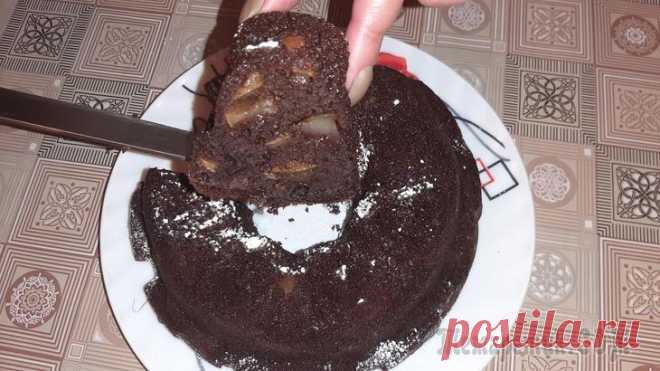 Шоколадная шарлотка с грушей
