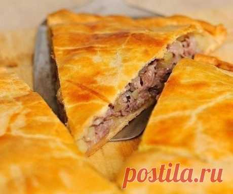 Мясной пирог

Ингредиенты:

Сливочное масло — 1/2 стакана
Сметана — 1 стакан
Яйцо — 1 шт.
Сода для выпечки — 1/4 ч.л.
Соль — 1/4 ч.л.
Мука — 2,5 стакана
Для начинки:
Баранина — 450 г
Луковица — 2 шт.
Картофель — 2 шт.
Соль — 1 ч.л.
Черный перец — 1/2 ч.л.
Кумин — 1/2 ч.л.
Яйцо — 1 шт.

Приготовление:

1. В средней миске смешать растопленное сливочное масло, сметану, 1 яйцо, порошок для выпечки и соль.
2. Добавить первые 2 стакана муки и посмотреть, можно ли замесить очень ...