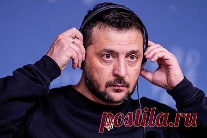 Бывший американский разведчик допустил ликвидацию и замену Зеленского. Бывший разведчик Вооруженных сил (ВС) США Скотт Риттер заявил, что западные страны могут принять решение о ликвидации украинского президента Владимира Зеленского из-за его ненадобности. «Возможно, и в буквальном смысле, но как минимум он скоро исчезнет, и они приведут кого-то другого», — заявил разведчик.