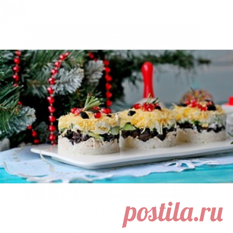 Салат с рисом, курицей и черносливом