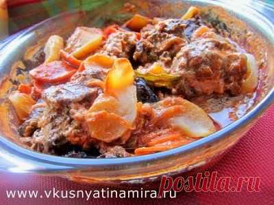 Тушёный гусь с овощами и фруктами