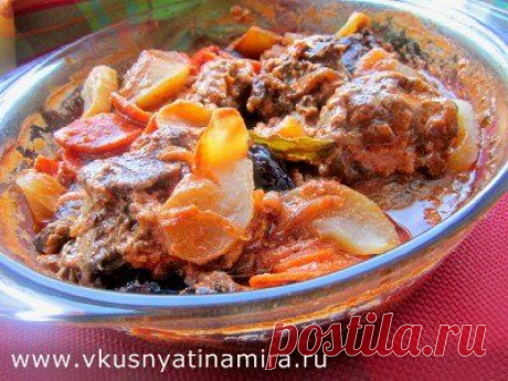 Тушёный гусь с овощами и фруктами