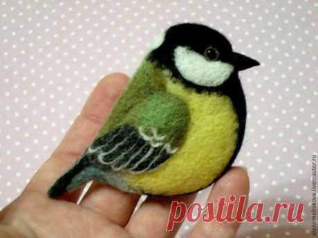 Синичка невеличка
Материалы:
-шерсть (кардочёс — для основы, цвета: лимон, хаки, зелёное яблоко, чёрная, белая, серая, бежевая);
-иглы для валяния (№ 36, №38 — звёздочка);
-крепление для броши;
-бусина для глаза;
-губка для валяния;
-немного пластики для клюва по желанию, можно и свалять.