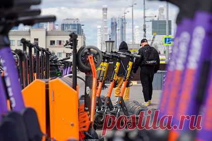 В центре Москвы неизвестный обмазал солидолом 400 самокатов. В Москве на Ленинском проспекте и Крымском Валу неизвестный обмазал 400 самокатов солидолом. Злоумышленник обмазал солидолом электронные панели самокатов Nine bot max pro. В полиции рассказали, что инцидент произошел 26 августа, но об этом стало известно только сейчас. Сумма материального ущерба пока не определена.