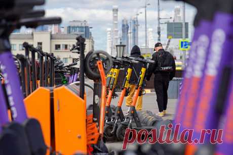 В центре Москвы неизвестный обмазал солидолом 400 самокатов. В Москве на Ленинском проспекте и Крымском Валу неизвестный обмазал 400 самокатов солидолом. Злоумышленник обмазал солидолом электронные панели самокатов Nine bot max pro. В полиции рассказали, что инцидент произошел 26 августа, но об этом стало известно только сейчас. Сумма материального ущерба пока не определена.