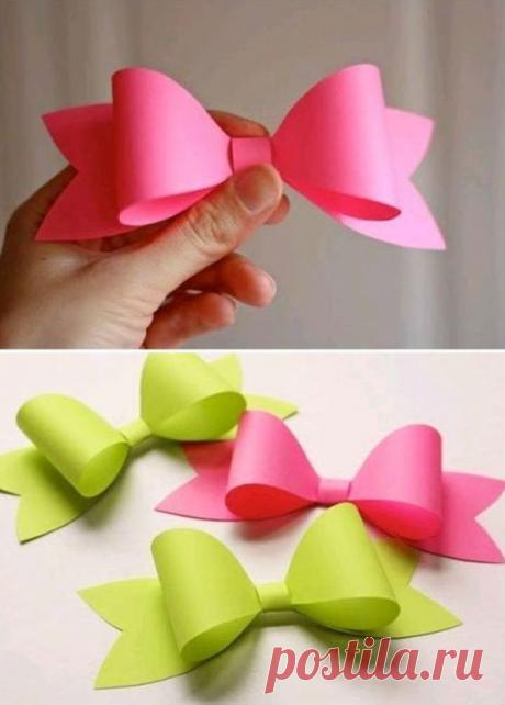 Как сделать красивый бант из бумаги пошагово. Женский журнал | Милая Я Бант из бумаги своими руками: мастер-класс Из цветной бумаги можно сделать что угодно – зверушек и птичек, упаковку для подарка. Если вам нужно украсить презент красивым бантом, а купить уже готовый вы забыли, сделайте его самостоятельно. Этот милый бантик придаст особый стиль даже самой простой однотонной упаковке. К тому же при желании его можно сделать не только из бумаги, но и из фетра, кожи, войлок...