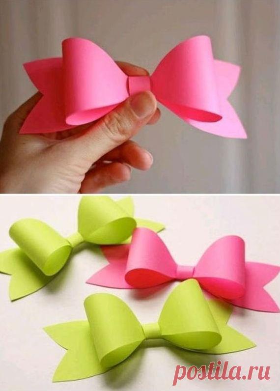 Как сделать красивый бант из бумаги пошагово. Женский журнал | Милая Я Бант из бумаги своими руками: мастер-класс Из цветной бумаги можно сделать что угодно – зверушек и птичек, упаковку для подарка. Если вам нужно украсить презент красивым бантом, а купить уже готовый вы забыли, сделайте его самостоятельно. Этот милый бантик придаст особый стиль даже самой простой однотонной упаковке. К тому же при желании его можно сделать не только из бумаги, но и из фетра, кожи, войлок...