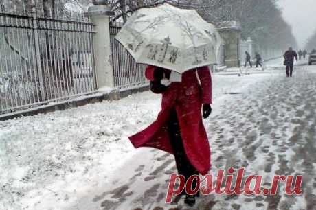 Свидание. Любимое... Засыпет снег дороги,Завалит скаты крыш.Пойду размять я ноги:За дверью ты стоишь.Одна, в пальто осеннем,Без шляпы, без калош,Ты борешься с волненьемИ мокрый снег жуешь.Деревья и оградыУходят вдаль, во …