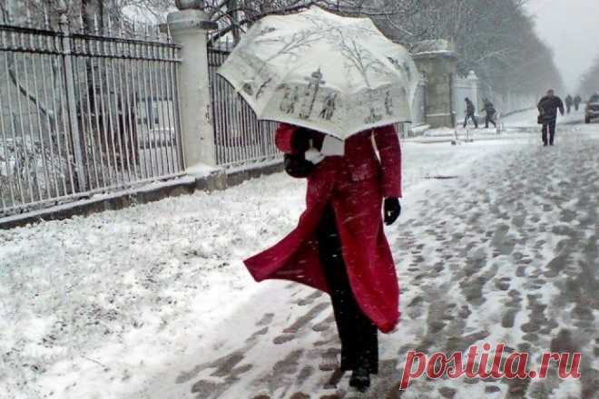 Свидание. Любимое... Засыпет снег дороги,Завалит скаты крыш.Пойду размять я ноги:За дверью ты стоишь.Одна, в пальто осеннем,Без шляпы, без калош,Ты борешься с волненьемИ мокрый снег жуешь.Деревья и оградыУходят вдаль, во …