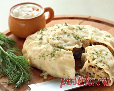 Катлама с мясом и картофелем 
Ингредиенты: 
Для теста: 
1. Мука — 4 стак. 
2. Ледяная вода — 1 стак. 
3. Растительное масло — 2 ст. л. 
4. Соль — 1 ч. л. 
Для начинки: 
1. Мякоть говядины — 400 г. 
2. Курдючный бараний жир — 200 г. 
3. Средние картофелины — 3 шт. 
4. Средние луковицы — 3 шт. 
5. Кинза — 1 пучок 
6. Соль — по вкусу 
7. Свежемолотый черный перец — по вкусу 
8. Свежемолотый белый перец — по вкусу 
9. Масло или топленый жир — для смазывания 
10. Катык или сметана — для подачи 
11