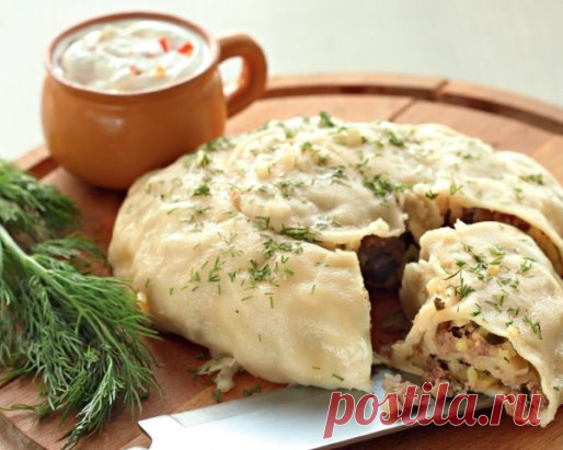 Катлама с мясом и картофелем 
Ингредиенты: 
Для теста: 
1. Мука — 4 стак. 
2. Ледяная вода — 1 стак. 
3. Растительное масло — 2 ст. л. 
4. Соль — 1 ч. л. 
Для начинки: 
1. Мякоть говядины — 400 г. 
2. Курдючный бараний жир — 200 г. 
3. Средние картофелины — 3 шт. 
4. Средние луковицы — 3 шт. 
5. Кинза — 1 пучок 
6. Соль — по вкусу 
7. Свежемолотый черный перец — по вкусу 
8. Свежемолотый белый перец — по вкусу 
9. Масло или топленый жир — для смазывания 
10. Катык или сметана — для подачи 
11