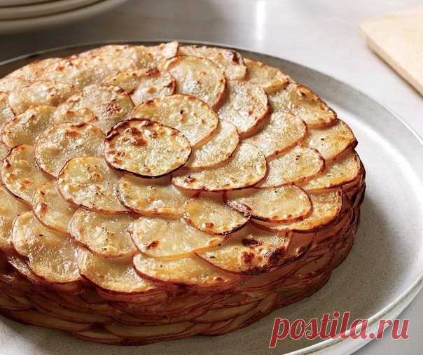 Французский рецепт, покоривший мир своей простотой и необычайным вкусом! 
Картофель «Буланжер» 

Вам понадобится: 
- 1 кг картофеля 
- 2 головки репчатого лука 
- 60 г сливочного масла 
- 400 мл молока 
- соль 
- молотый черный перец 

Приготовление: 
1. Очистите и нарежьте картофель тонкими ломтиками — примерно 2 мм толщиной. Лук нарежьте тонкими кольцами. Посолите и поперчите ломтики картофеля. 

2. Смажьте форму для запекания сливочным маслом. Выложите в форму слой карт...