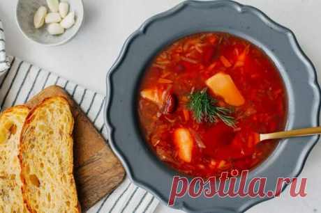 Борщ, который по вкусу ничуть не уступает мясному и готовится очень просто и быстро. ИНГРЕДИЕНТОВ НА 4 ПОРЦИИ свекла 2 шт. лук репчатый 1 шт. вода 2 л морковь 1 шт. картофель 3 шт. укроп 1 пучок капуста белокочанная по вкусу лавровый лист 2 листа соль по вкусу растительное масло 2 ст. л. чеснок 2 - 22 марта - 43563635863 - Медиаплатформа МирТесен
