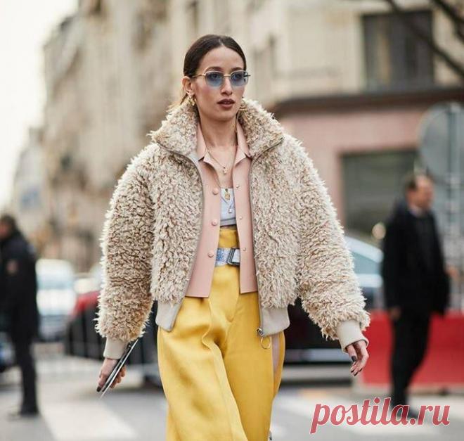 Как сделать образ интереснее?
Есть несколько способов сделать образ интереснее. Можно собрать его, используя красивые сочетания цветов или дополнив оригинальными аксессуарами. Но есть ещё один способ. Сыграть на фактурах. Существует два основных правила сочетания фактур. Как сочетать фактуры: 1. Сочетать фактуры, которые отличаются, но в них есть общая черта. К примеру, фактуры и ткани разные, но все блестящие. 2. […]
Читай дальше на сайте. Жми подробнее ➡