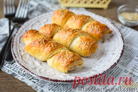 Рецепт: Сосиски в слоёном тесте, с сыром и жареным луком на RussianFood.com