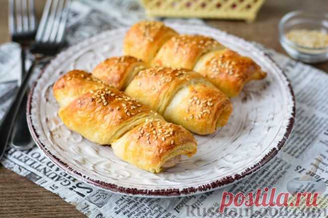 Рецепт: Сосиски в слоёном тесте, с сыром и жареным луком на RussianFood.com