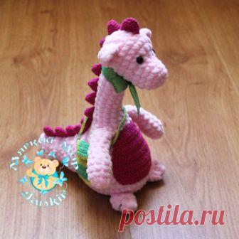 Динозаврик амигуруми. Схемы и описания для вязания игрушек крючком! Бесплатный мастер-класс по вязанию плюшевого динозавра крючком от Евгении Грушиной. Рост вязаного динозаврика примерно 23 см. Из описания схемы вы так…