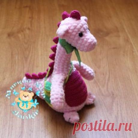 Динозаврик амигуруми. Схемы и описания для вязания игрушек крючком! Бесплатный мастер-класс по вязанию плюшевого динозавра крючком от Евгении Грушиной. Рост вязаного динозаврика примерно 23 см. Из описания схемы вы так…