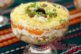 Салат с копченой грудкой и чесночным соусом Салат с копченой грудкой и чесночным соусом, рецепт. сыр твердый 150 г, яйца 5 шт., картофель 4-5 шт...
