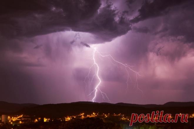 Подмосковье в воде. В Коломне молния ударила по людям в центре города. В Москве, Коломне и других подмосковных городах аномальная непогода.
